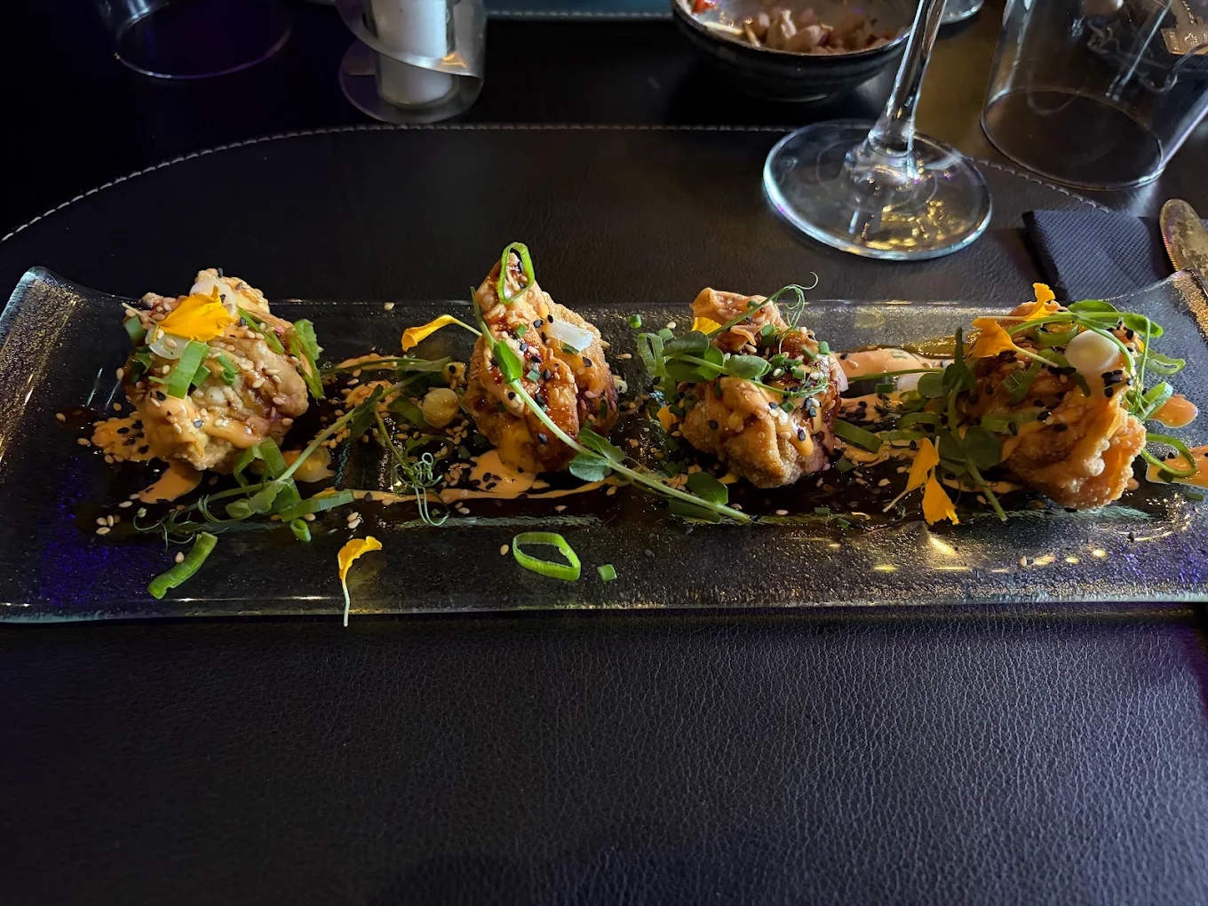 Croustillants laqués, herbes fraîches