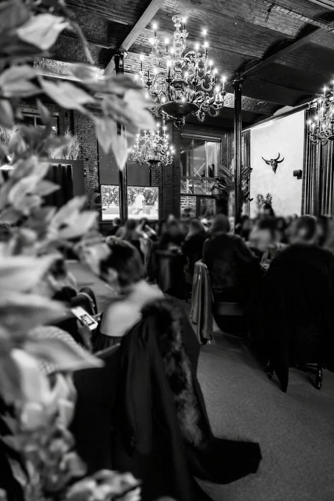 Ambiance sous les lustres